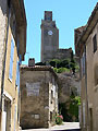 Ruelle avec vue sur le beffroi � Chamaret