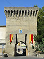 Portail au village de Courth�zon