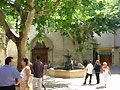 Place et fontaine au centre du village de Manosque