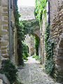 Ruelle dans le village de Mirabel aux Baronnies