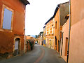 Rue dans le village de Roussillon